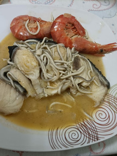 Una foto de Tintorera en salsa con gulas y gambones
