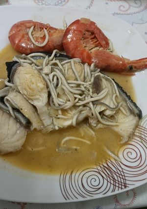 Una foto de Tintorera en salsa con gulas y gambones