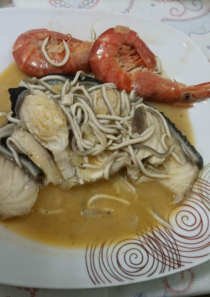 Una foto de Tintorera en salsa con gulas y gambones