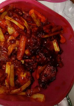 Una foto de Alitas bbq picantes y aderezo
