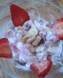 Frutillas con frutos secos y yogurt