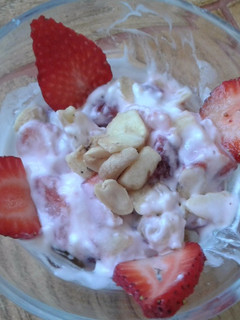 Una foto de Frutillas con frutos secos y yogurt
