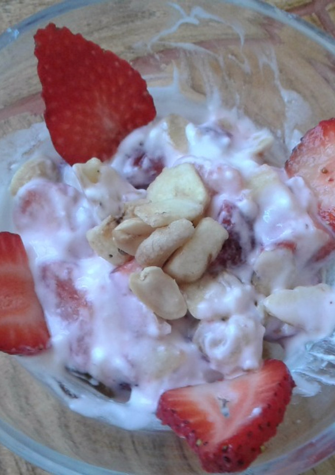 Una foto de Frutillas con frutos secos y yogurt