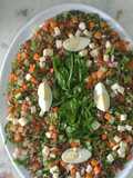 Salada de lentilha com rúcula e legumes