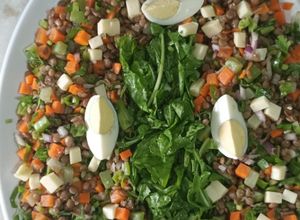 Foto de Salada de lentilha com rúcula e legumes