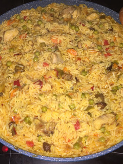Una foto de Paella de pollo y verduras