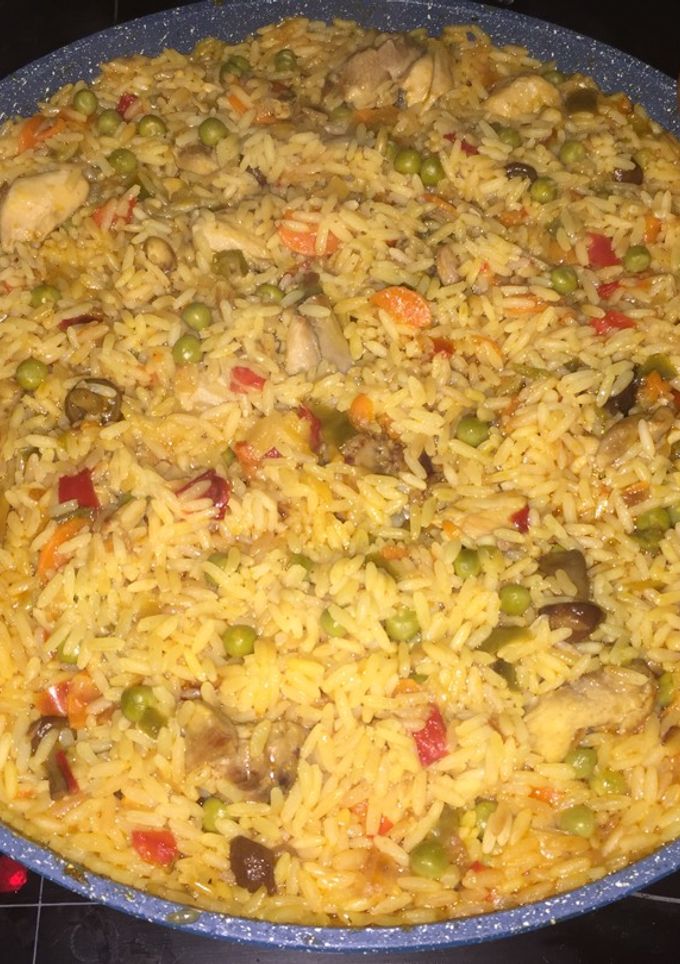 Una foto de Paella de pollo y verduras