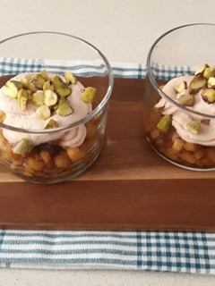 Una foto de Vasitos de manzanas con foie y pistachos