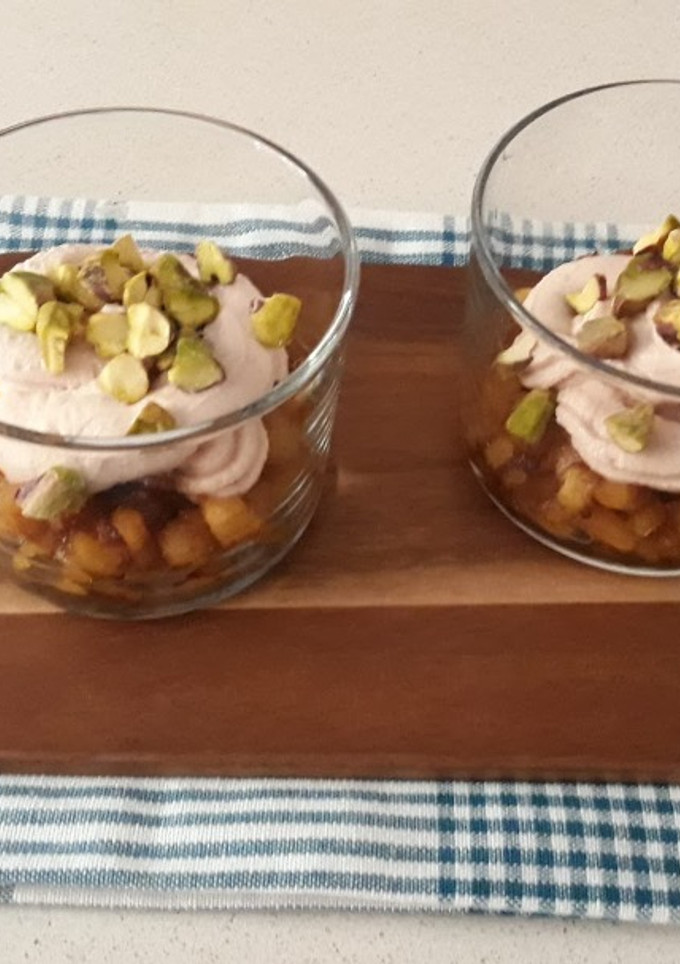 Una foto de Vasitos de manzanas con foie y pistachos