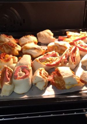 Pizzakrémes-mindenes leveles tészta nasinak recept fotója