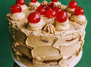 Una foto de Torta moka con cerezas al marasquino 🍒