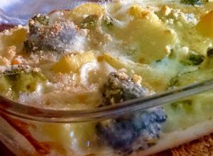 Una foto de Brócoli gratinado con patata y bechamel de queso