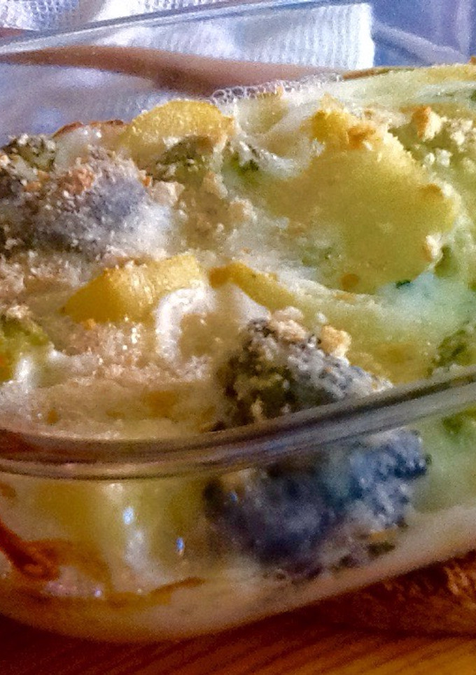 Una foto de Brócoli gratinado con patata y bechamel de queso