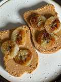 Tostada de maní, plátano y coco