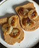 Tostada de maní, plátano y coco