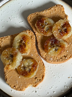 Una foto de Tostada de maní, plátano y coco