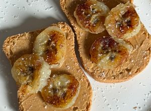 Una foto de Tostada de maní, plátano y coco