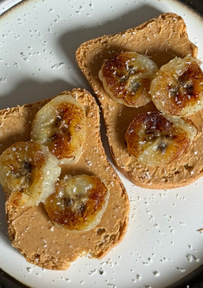 Una foto de Tostada de maní, plátano y coco
