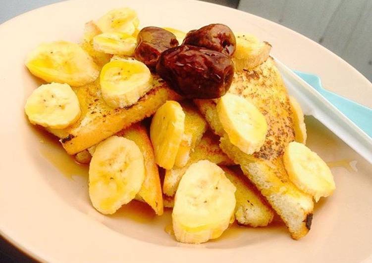 Toasted Bread with banana-dates & honey