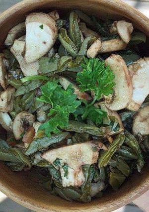 Una foto de Champiñones, nopal y cilantro pal taco del crudo