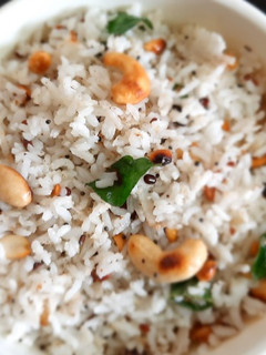 தேங்காய் நட்ஸ் சாதம் (Thenkai nuts satham recipe in tamil) செய்முறை முக்கிய புகைப்படம்