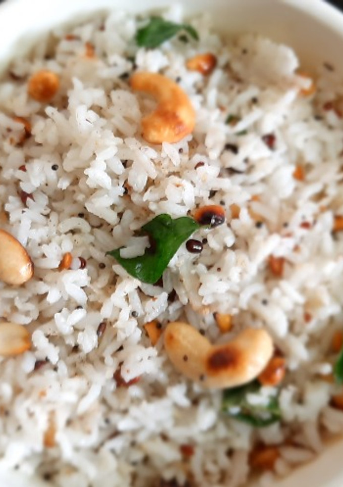 தேங்காய் நட்ஸ் சாதம் (Thenkai nuts satham recipe in tamil) செய்முறை முக்கிய புகைப்படம்