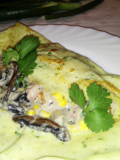 Una foto de Crepes de albahaca y perejil rellenos de bechamel de queso y pollo