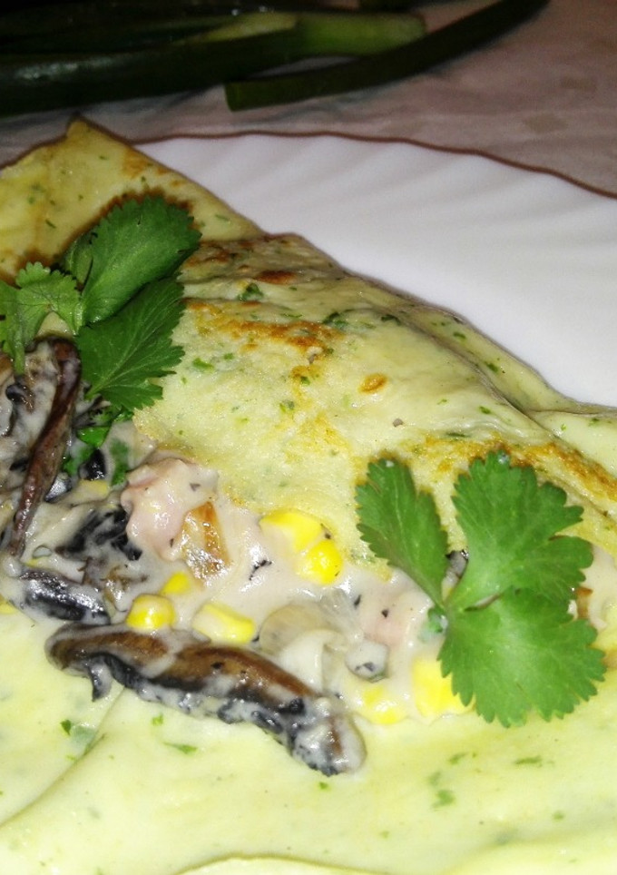 Una foto de Crepes de albahaca y perejil rellenos de bechamel de queso y pollo
