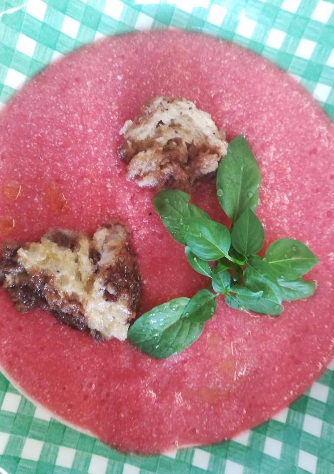 Una foto de Sopa fría de tomate 🍅