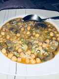Sopa-guiso de garbanzos arvejas y champiñones