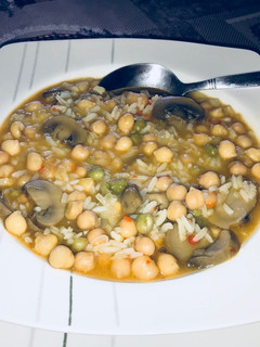 Una foto de Sopa-guiso de garbanzos arvejas y champiñones