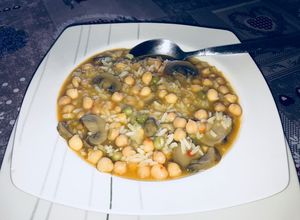 Una foto de Sopa-guiso de garbanzos arvejas y champiñones