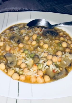 Una foto de Sopa-guiso de garbanzos arvejas y champiñones