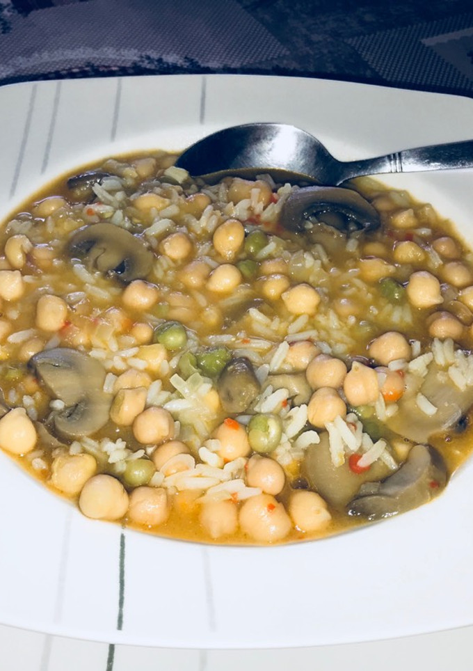 Una foto de Sopa-guiso de garbanzos arvejas y champiñones