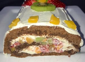 Una foto de Brazo Gitano de chocolate Frutal 🍓🥝🍑