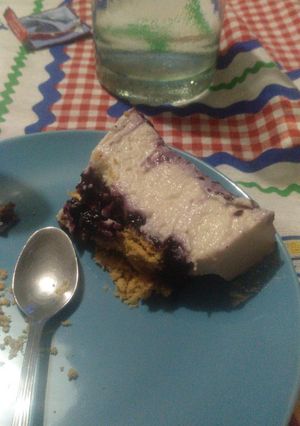 Una foto de Tarta de queso con arándanos y base de galleta