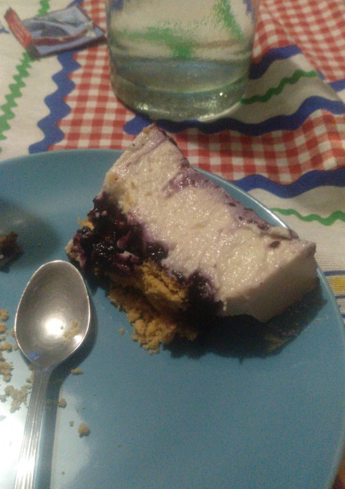 Una foto de Tarta de queso con arándanos y base de galleta
