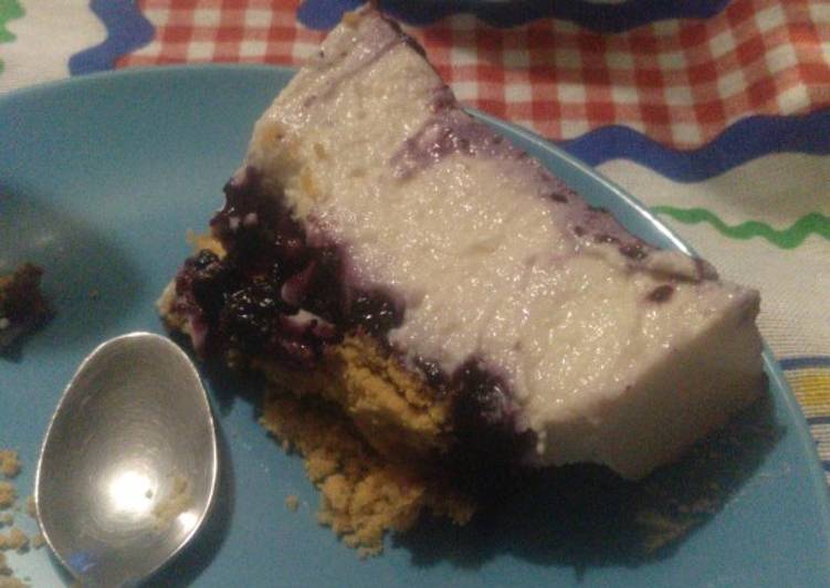 Tarta de queso con arándanos y base de galleta