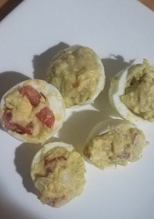 Una foto de Huevos duros rellenos con vegetales