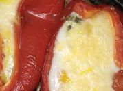 Una foto de morrones relleno al horno