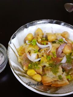 छोले समोसा चाट (Chole Samosa Chaat recipe in Hindi) रेसिपी मुख्य फोटो