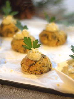 Una foto de Buñuelos de Garbanzos y Nori con Salsa de Almendras -Veggyfood-