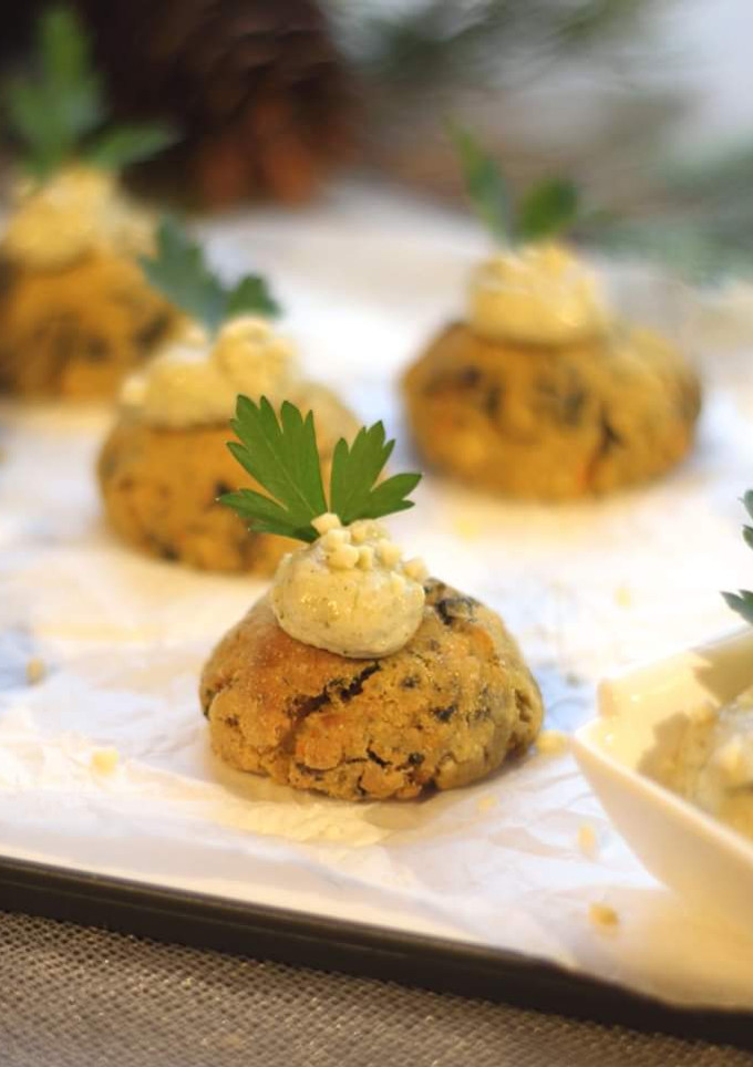 Una foto de Buñuelos de Garbanzos y Nori con Salsa de Almendras -Veggyfood-