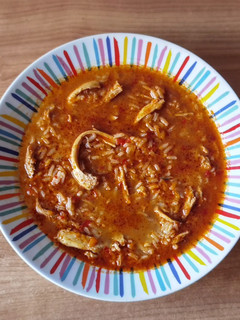 Una foto de Sopa de arroz con pollo y verduras