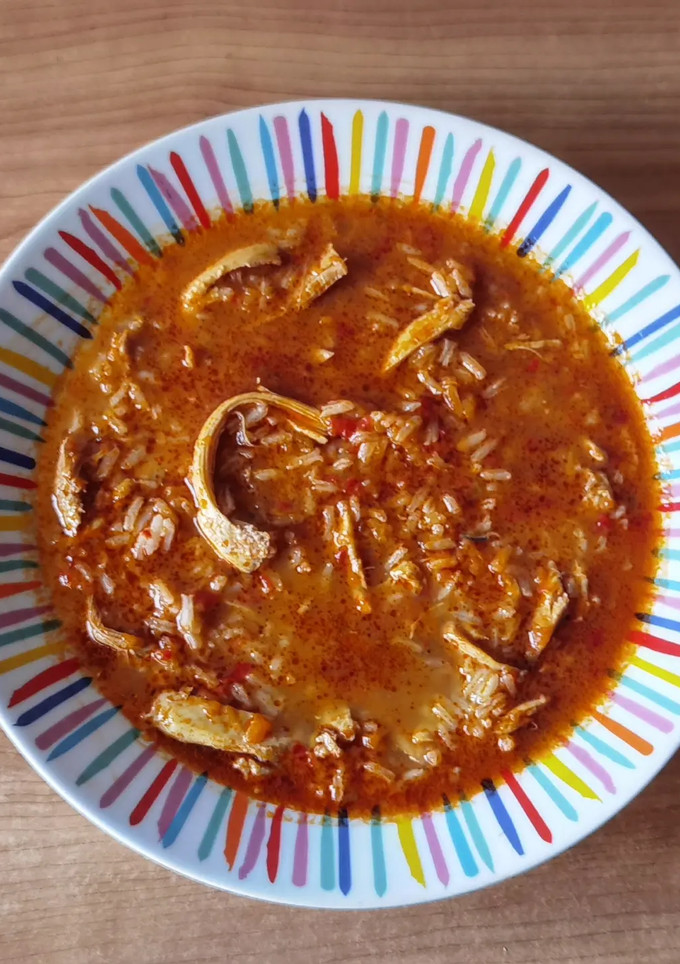 Una foto de Sopa de arroz con pollo y verduras