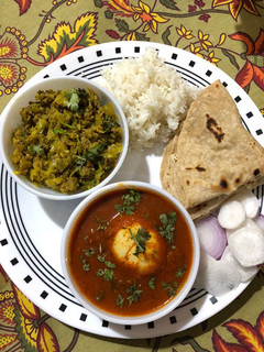 A picture of Anday ka Salan,Cabbage Dum ka Keema, white rice and roti.