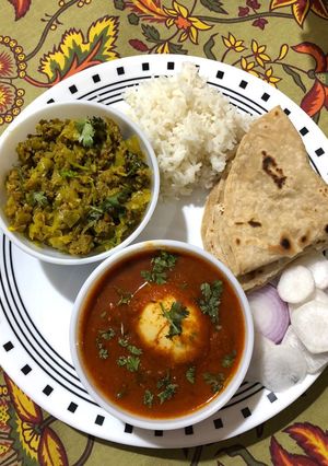 A picture of Anday ka Salan,Cabbage Dum ka Keema, white rice and roti.