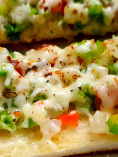 વેજીટેબલ ચીઝ બ્રેડ(Veg cheese bread recipe in gujarati) રેસીપી મુખ્ય ફોટો