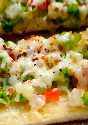 વેજીટેબલ ચીઝ બ્રેડ(Veg cheese bread recipe in gujarati) રેસીપી મુખ્ય ફોટો
