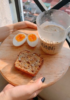 Hình của món Bánh mì+ trứng gà + smoothies Chanh Leo.